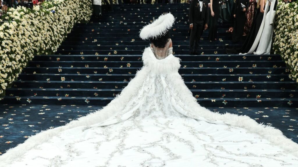 Diana Ross dazzles at the Met Gala as her dramatic, unforgettable train steals the spotlight in a true display of red carpet glamour