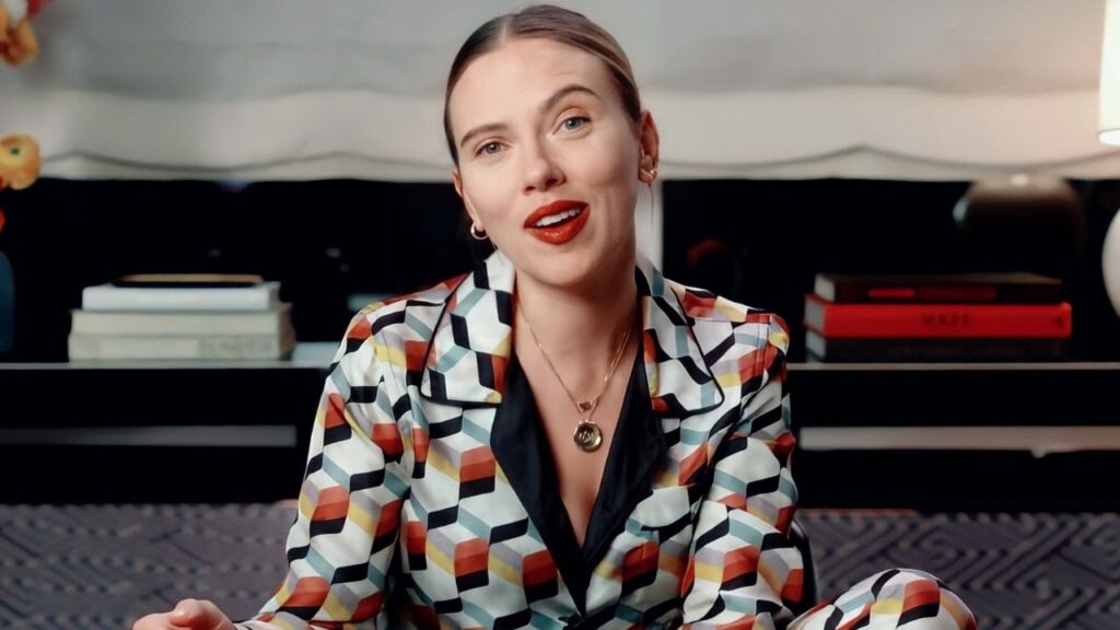 Scarlett Johansson’s “Piano Man” parody with a wild twist steals the spotlight during the unforgettable SNL Season 50 finale performance