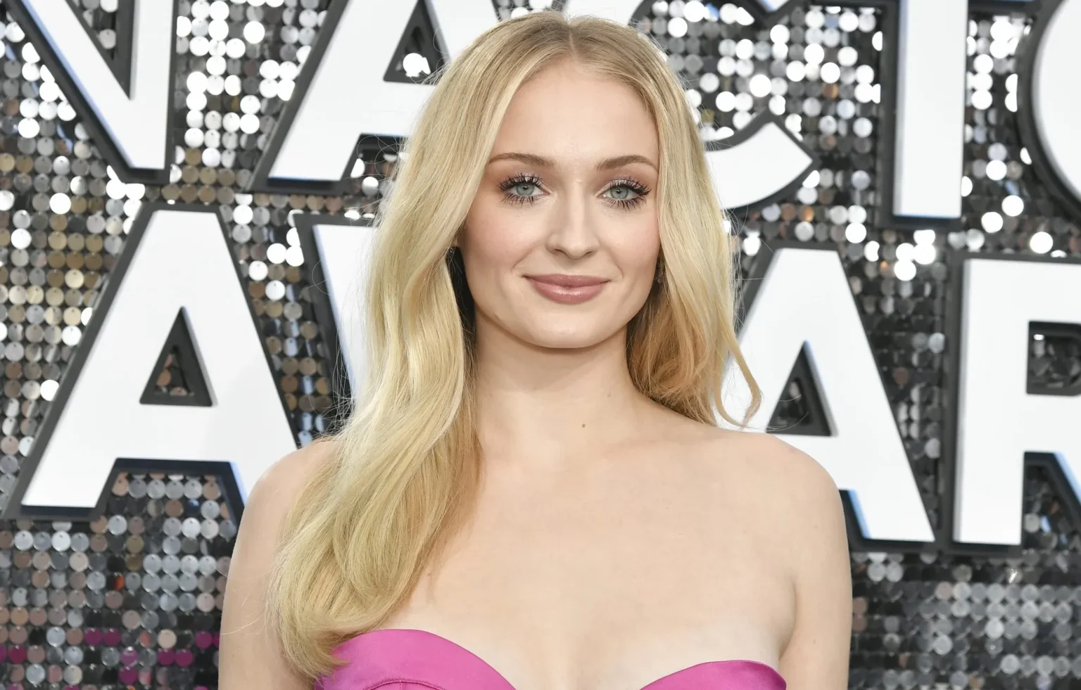Sophie Turner showcased her impressive six-pack abs and toned physique during a bachelorette party for her friend, singer Taura Lamb. Photo: Variety