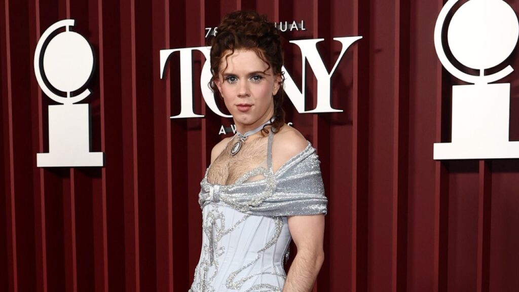 Cole Escola surprises at the Tonys with a striking tribute to Bernadette Peters’ iconic 1999 look, turning heads on the red carpet