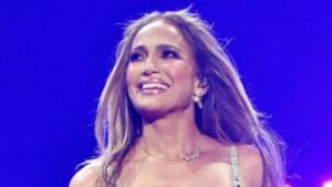 Jennifer Lopez turns a wardrobe slip into a style moment, charming the crowd with a witty one-liner that instantly steals the spotlight