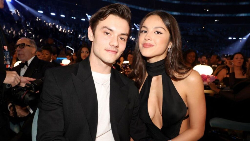 Olivia Rodrigo’s ring spotted during a romantic date with Louis Partridge sparks engagement rumors and intense fan speculation online